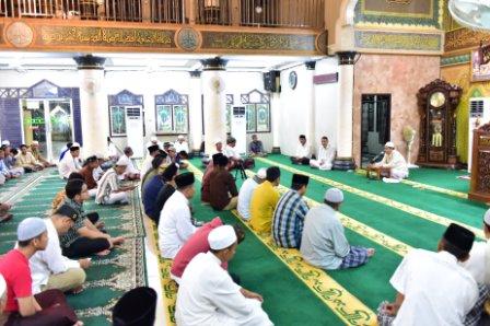 Sekda Jadi Imam Sholat Shubuh Berjamaah di Masjid Raudhatul Muslimin Tembilahan.